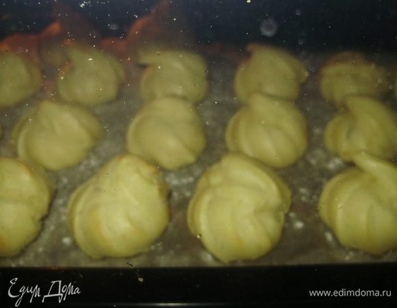 Поставить в разогретую духовку до 180-200 гр на 30 мин В процессе выпечки не открывать. 