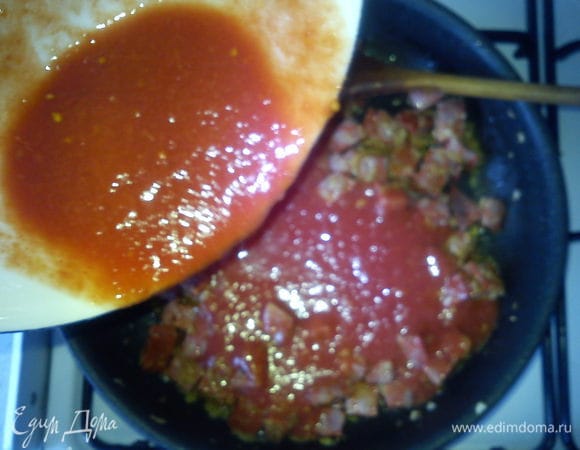 Добавить томаты и  сахар. Уварить до желаемой густоты.