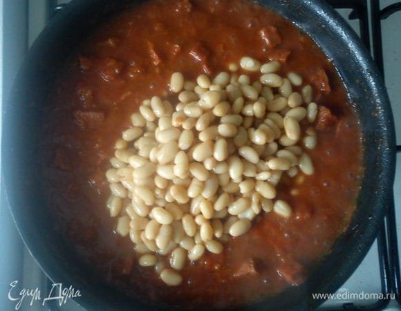Добавить фасоль и потомить пару минут, чтобы она слегка пропиталась.