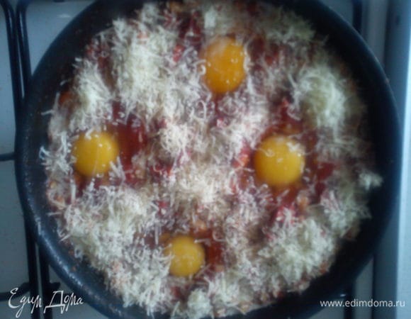 Присыпать пармезаном и поставить в духовку на 10-12 мин. при температуре 200 градусов. Желток должен остаться жидким.