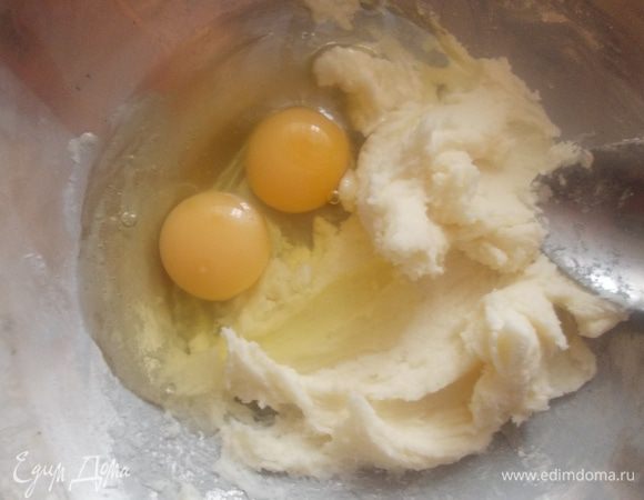 В миске взбиваем масло с сахаром и постепенно  добавляем яйца и молоко