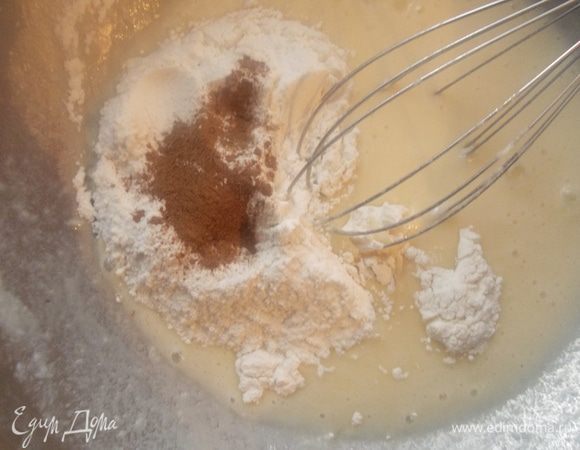 Затем добавляем все сухие ингредиенты. Все хорошенько смешиваем.