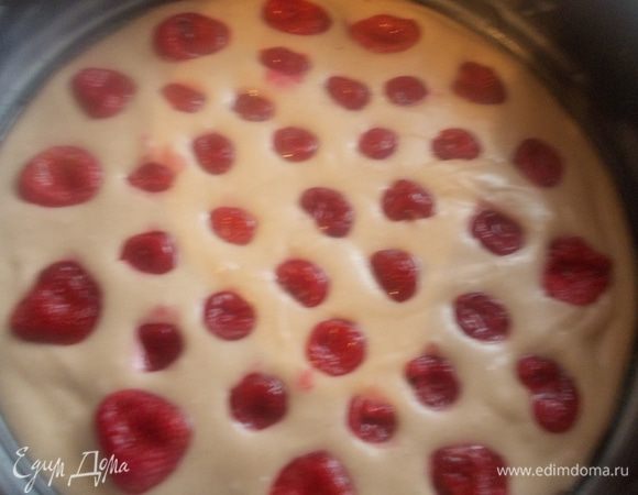 Затем вылить тесто в смазанную маслом форму и выкладываем клубнику и вишню, немного вдавливая в тесто.Поставить в разогретую духовку 180С и выпекаем 30-40 минут.