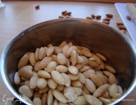 Миндаль бланшировать, очистить от кожуры, подсушить и крупно порубить