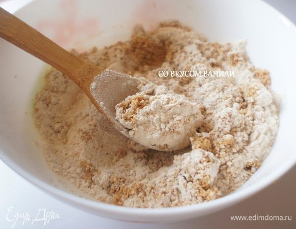 Кунжутную массу и муку соединить. Перемешать до однородного состояния.