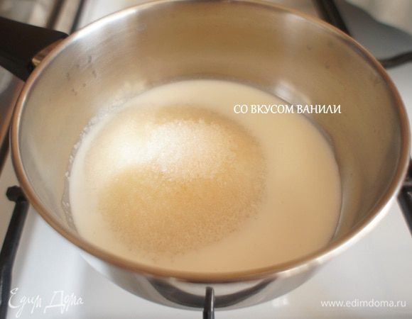 В кастрюльке соединить молоко и сахар (по желанию добавить ванильный сахар). Поставить кастрюлю на огонь и довести до кипения. Затем снять с огня.