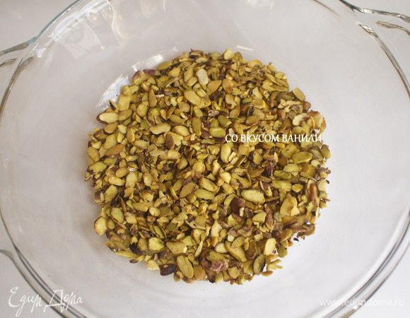 Дно формы присыпать фисташками (вообще, лучше использовать противень или деревянную доску).