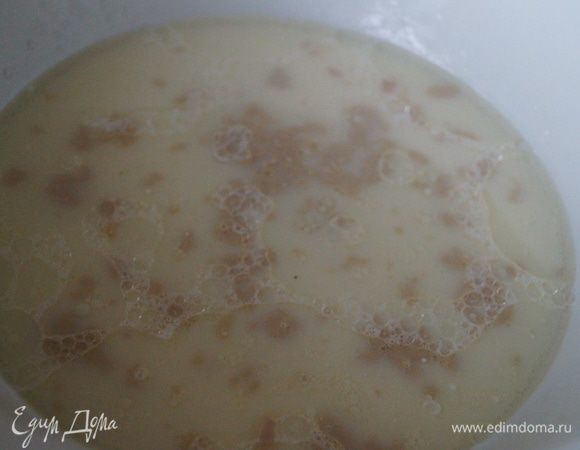 Для теста: Молоко немного подогреть, добавить соль, сахар, растительное и сливочное масло и дрожжи. Дать постоять минут 5.