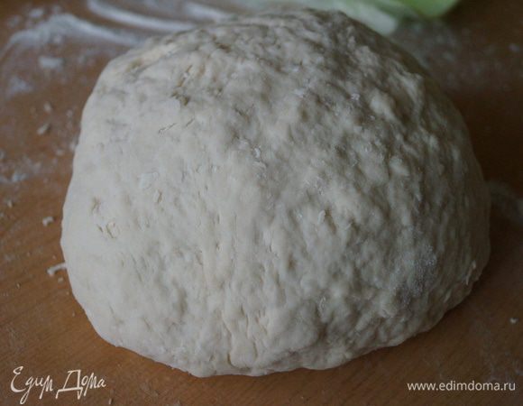Порциями всыпать муку и замесить крутое тесто, как для пирожков. Накрыть полотенцем и поставить в теплое место подходить