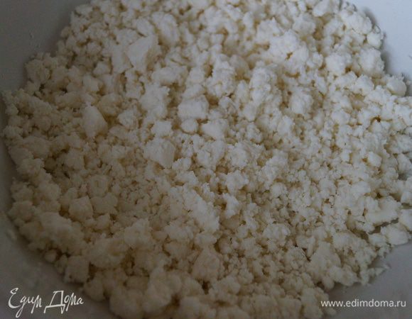 Для начинки: Сыр размять вилкой, чуть-чуть посолить