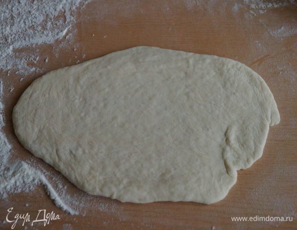 Готовое тесто разделить на несколько порций. Берем один кусочек и раскатываем овальной формы