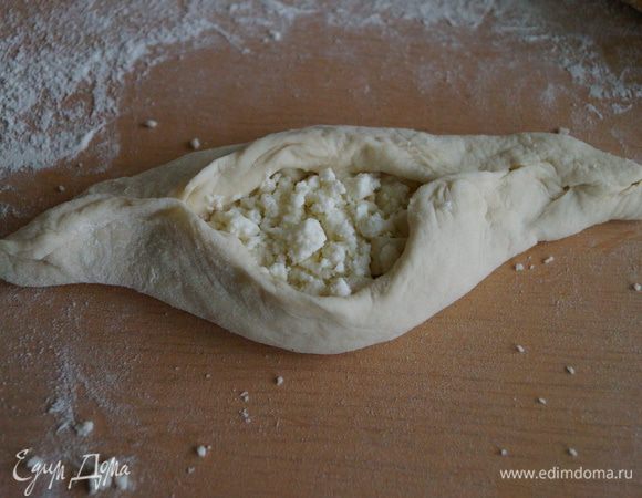 Выкладываем на середину начинку, края соединить и защипать. Должна получиться "лодочка"