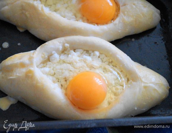 Достать хачапури из духовки, разбить в серединку каждого хачапури яйцо и поставить в духовку еще минут на 5