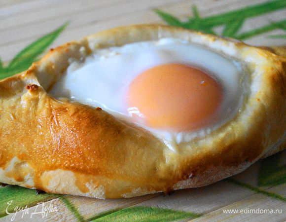 В серединку готового хачапури положить кусочек сливочного масла, вот и все. Приятного аппетита!!!