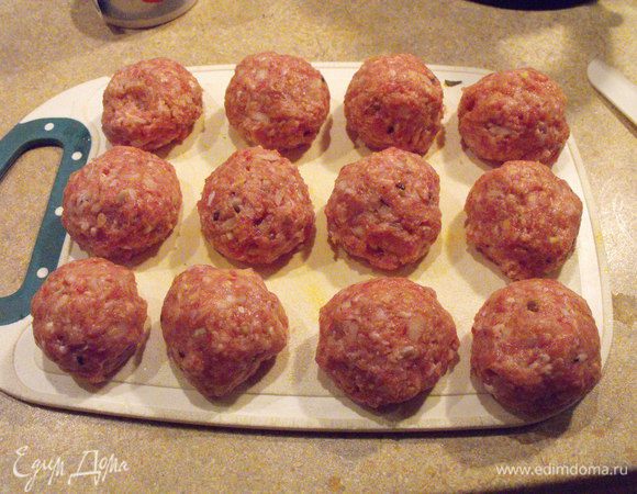 Вскипятить 2 литра подсоленной воды. Выложить тефтели в кипящую воду и варить 10-12 минут.Достать тефтели. (Это по рецепту.... а я оставила в бульоне до подачи.... мне показалось так будут сочнее). Бульон процедить и отмерить 500 мл (для соуса).