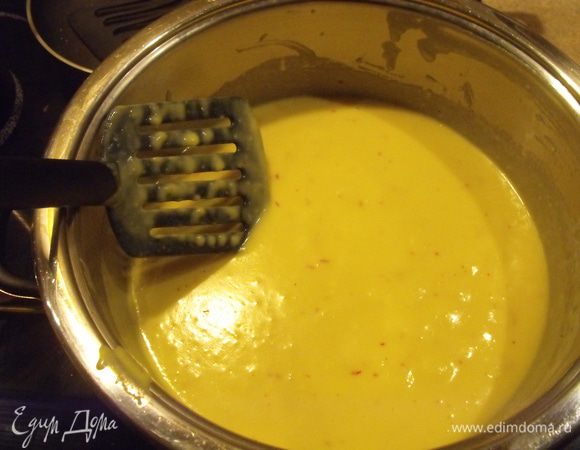 Соус. Растопить масло и подрумянить муку. Влить молоко. Подержать на огне до закипания ... добавить бульон.... увеличить температуру.... уварить немного... приправить шафраном. Приправить перцем и солью по вкусу.... сбрызнуть лимонным соком, добавить маслины и петрушку.