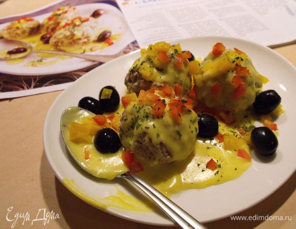 Полейте тефтели шафрановым соусом. Украсьте кусочками красного и желтого перца и миндалем. Можно подавать с рисом .....Вы практически в Барселоне!!!)))