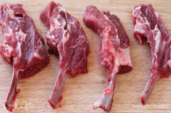 Мясо нарезать крупными кусками с косточкой в каждом.