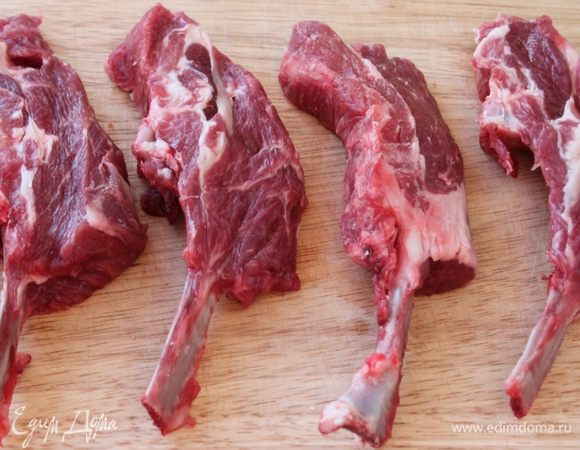 Мясо нарезать крупными кусками с косточкой  в каждом. 