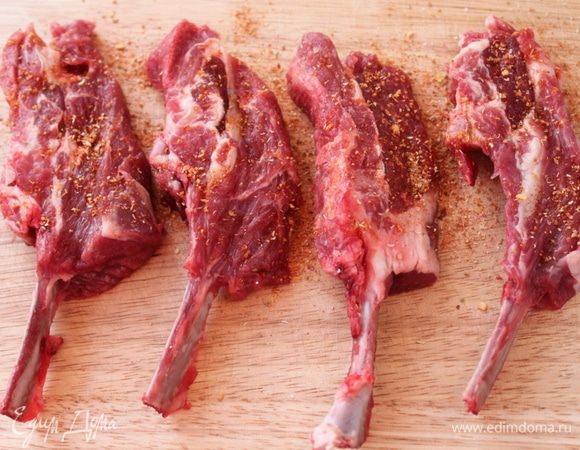 Посыпать мясо частью специй и оставить на 30 минут.