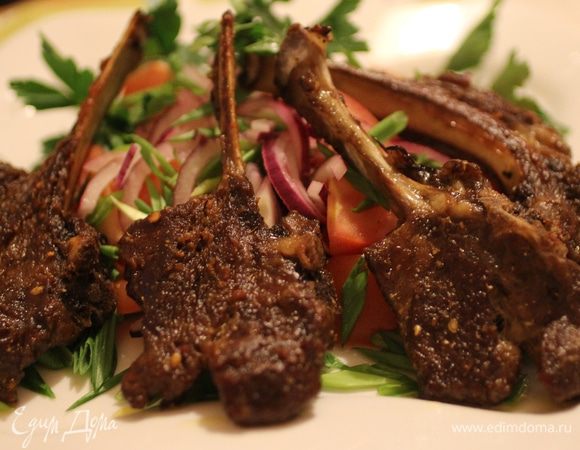 Сложить мясо в чашу мультиварки,залить кипящей водой, чтобы она покрыла мясо на 1–2 см и готовить на режиме ТУШЕНИЕ 1  ч. Если вода выкипит раньше, добавит еще немного. Затем обжарить мясо на режиме ЖАРКА или МУЛЬТИПОВАР до золотистой корочки. Нарезать лук  полукольцами, сбрызнуть  соком лимона или граната. Помидоры разрезать вдоль пополам, затем поперек тонкими ломтиками. Выложить  мясо на блюдо. Посолить, поперчить и посыпать оставшимися спе­циями. Подавать с салатом из лука и помидоров. Отдельно подать в небольших пиалах бульон, посыпав рубленой кинзой.