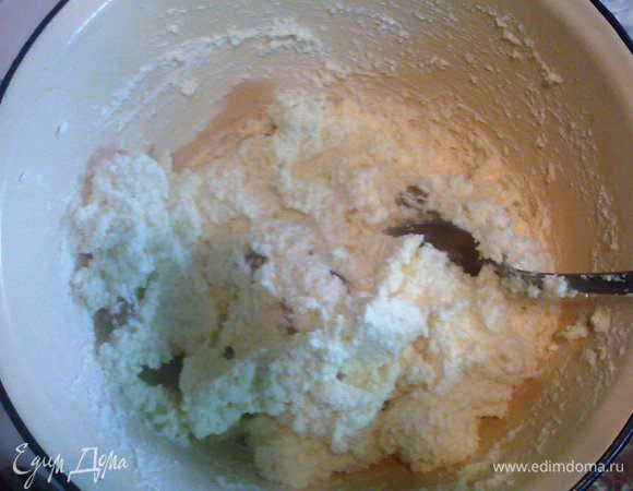 Добавляем манку и изюм,перемешиваем.