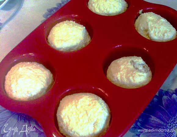 В форму, подходящую для пароварки, выкладываем сырники, предварительно сформировав шарики.