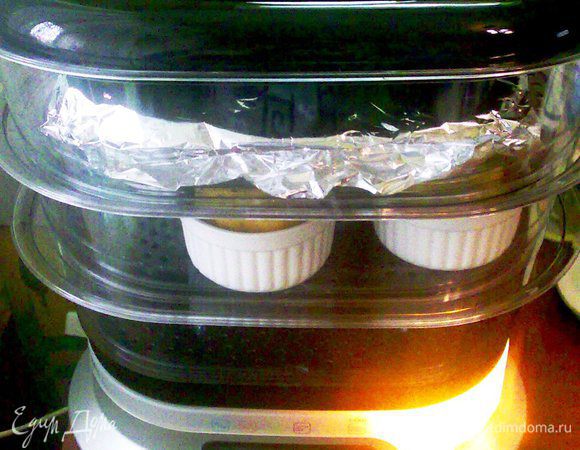 Сверху форму накрываем фольгой,чтобы испарившаяся вода не попала на тесто.Ставим в пароварку на 40 минут.Когда остынет форма, переворачиваем сырнички на тарелку. Подаём с чем угодно, можно со сметаной, вареньем....
Я подавала со смородиной.