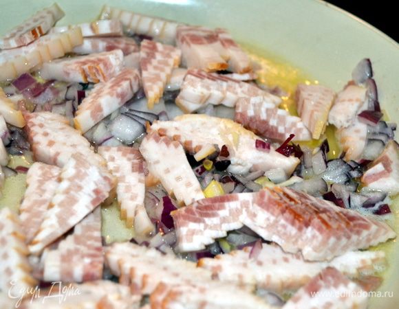 С сала срезать шкурку и нарезать на кубики. Лук мелко нарезать.В сковороде растопить сливочное и оливковое масло.Выложить сало и лук.