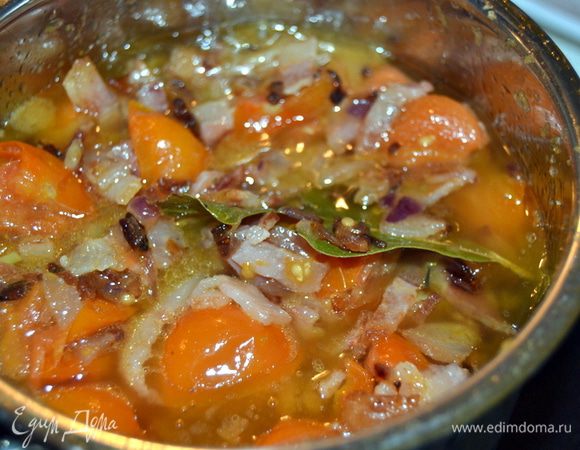 Соединить с томатами и еще немного потушить,периодически помешивая.Посолить и поперчить при необходимости.Учитывайте, что сало или как у меня бекон уже соленые.Тем временем сварить макаронные изделия согласно инструкции на упаковке.