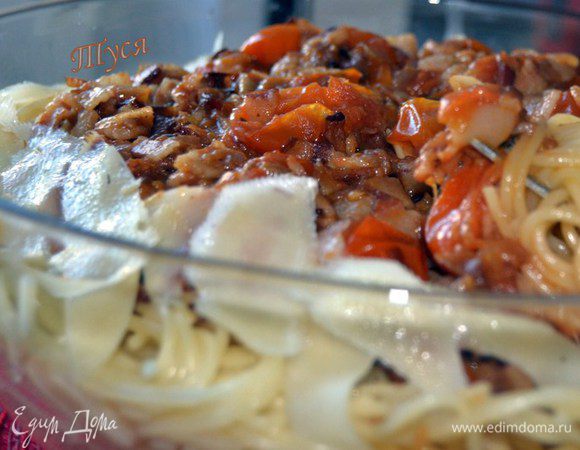 Выложить готовую лапшу в блюдо,сверху полить соусом. Подавать немедленно, и не забудьте поставить на стол тертый пармезан.