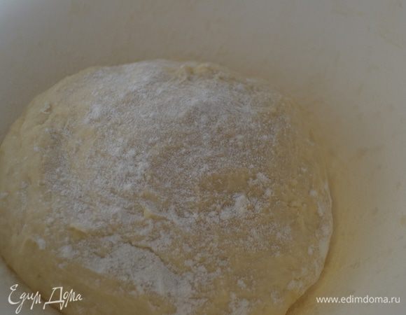 Все ингредиенты смешать, воду добавлять постепенно. Вымесить однородное гладкое тесто. Отставить на 30 мин.