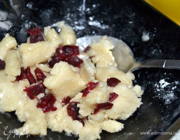 Марципановую массу можно приготовить самим или, как я, использовать готовую. Готовить ее так: 70 г подсушенного, очищенного и измельченного в крупу миндаля смешать со 120 г сахарной пудры. Добавить по 1 ч. л. патоки и коньяка. Пропустить 2–3 раза через мясорубку, каждый раз меняя решетку на более мелкую. Затем взбить миксером в белую, однородную, пластичную массу. Марципан готов. Теперь к нему нужно добавить коньяк, сахарную пудру и вишню.