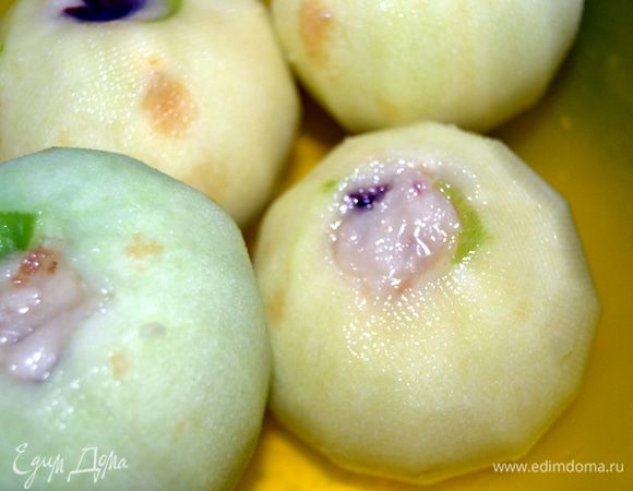 Заполнить марципановой начинкой яблоки (так же можно приготовить и груши).