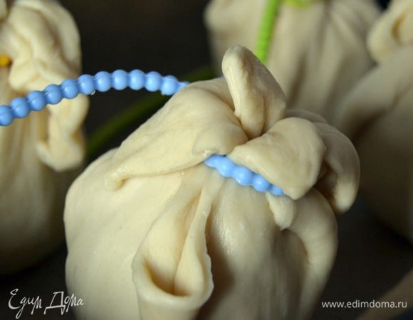 Квадраты должны соответствовать размеру фрукта. Углы теста должны свободно соединяться друг с другом над завернутым яблоком. Яблоки завернуть в тесто, подняв углы квадратов вверх, и не туго перевязать у хвостика (если есть) ниткой.