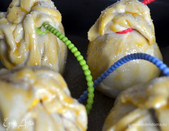 Тесто смазать яичным желтком. Посыпать сахаром. Выложить узелки на смазанный маслом (или на бумагу для выпечки) противень. Выпекать при 175°C около 40 минут.