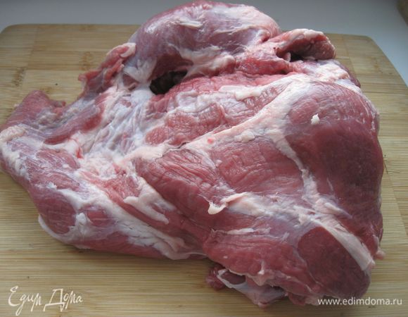 Мясо помыть, вытереть  полотенцем. Срезать сухожилия.

