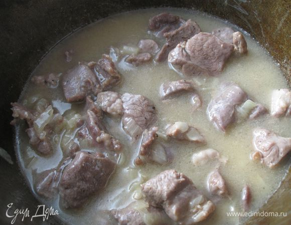 К луку добавить мясо, перемешать (огонь не уменьшать). Мешать часто, раз в 2 – 3 минуты. Накрыть плотно крышкой.