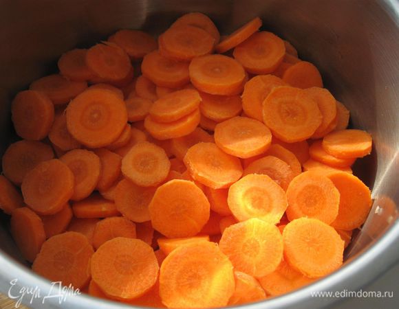 Морковь порезать кольцами. Рис промыть 2 раза.