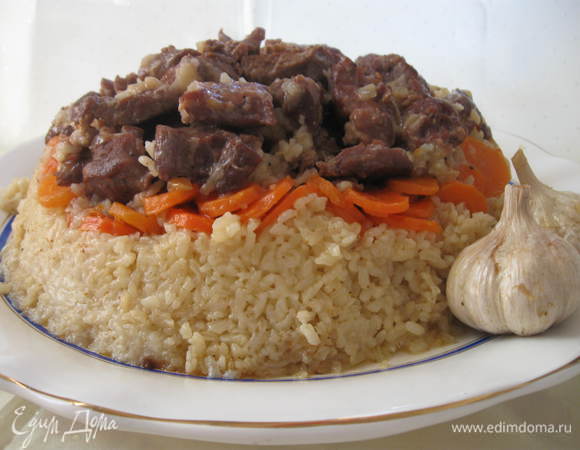 Плотно завернуть в одеяло  для томления на 1,5–2 часа.
Развернуть, снять крышку, вынуть чеснок на тарелку, Большим блюдом дном вверх накрыть казан и  аккуратно перевернуть казан вместе с блюдом. Снять казан, стараясь не повредить слои.

