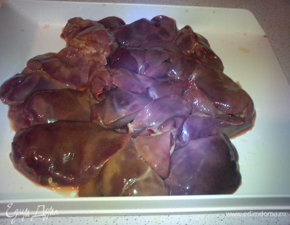 Печень помыть, обсушить и разделить на дольки.