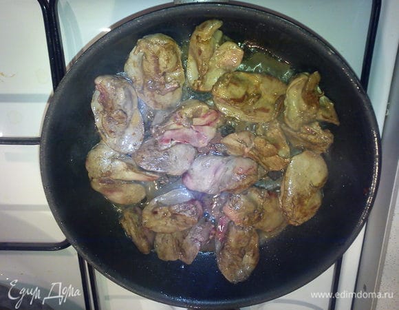 На сковороде, в которой жарился бекон, обжарить печень.Не пережарить, она должна зажариться, но остаться сочной. 