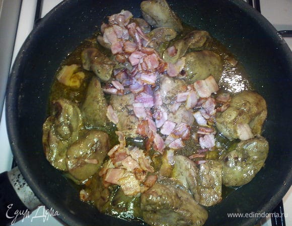 Добавить соус и бекон в сковороду и прогреть 2-3 минуты.
