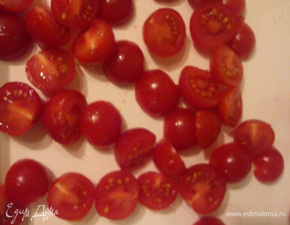 Разрезать помидоры пополам. Если используете обычные, то на четвертинки.