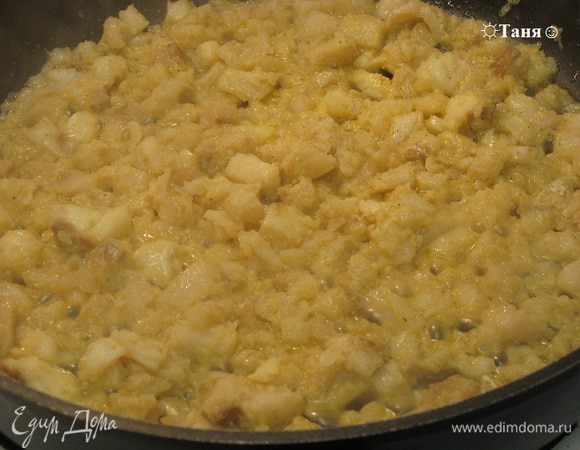 Рыбу порезали на маленькие кубики. Кипятим воду, солим и варим пасту.


Пока паста варится чеснок раздавили и мелко порезали, на сковороде разогреваем оливковое масло, обжарили чеснок 30 секунд, не даём ему стать коричневым, добавили перец чили, обжарили, добавляем рыбу, поджарили около 10 -13 минут, до золотистого цвета. P.S. У меня этот порошок чили не острый, я очень острое не люблю.
