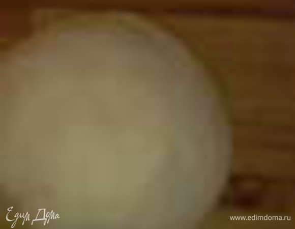 Смешать в мисочке сухие ингредиенты. Потом добавить сметану и размягченный маргарин. Замесить тесто и убрать в холодильник на час.