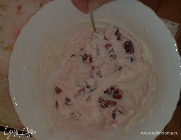 Творог смешать с сахаром, ванилью и вишнями (у меня вишня была замороженная).