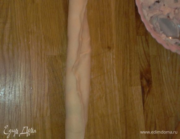 Свернуть рулетиком. Тоже проделать со всем кусочками.