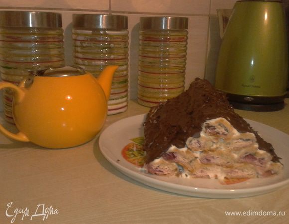 Крем:  взбить сметану с сахаром и ванилью. 
Собираем наш "домик": 4 рулета выкладываем на тарелку - смазываем кремом, потом 3 рулетика + крем, 2 + крем и последний рулетик + крем. Отправляем холодильник на минут 20. После топим шоколад ( я это делаю в микроволновке) и поливам сверху. И опять в холодильник на минут 30.
Торт готов. Приятного чаепития:)