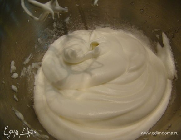  Взбиваем белки с ванилью и пудрой (тоже все делим пополам)